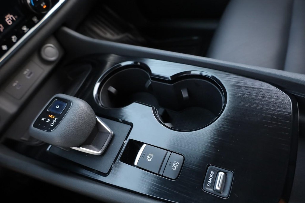 Nissan Rogue Vehicle Full-screen Gallery Image 17