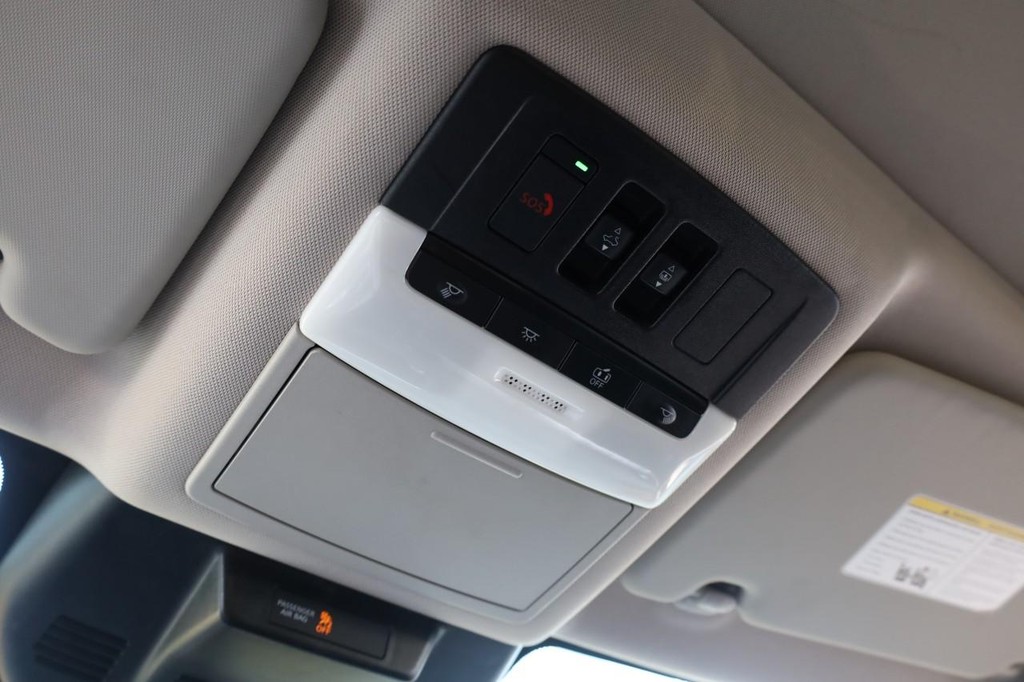 Nissan Rogue Vehicle Full-screen Gallery Image 18