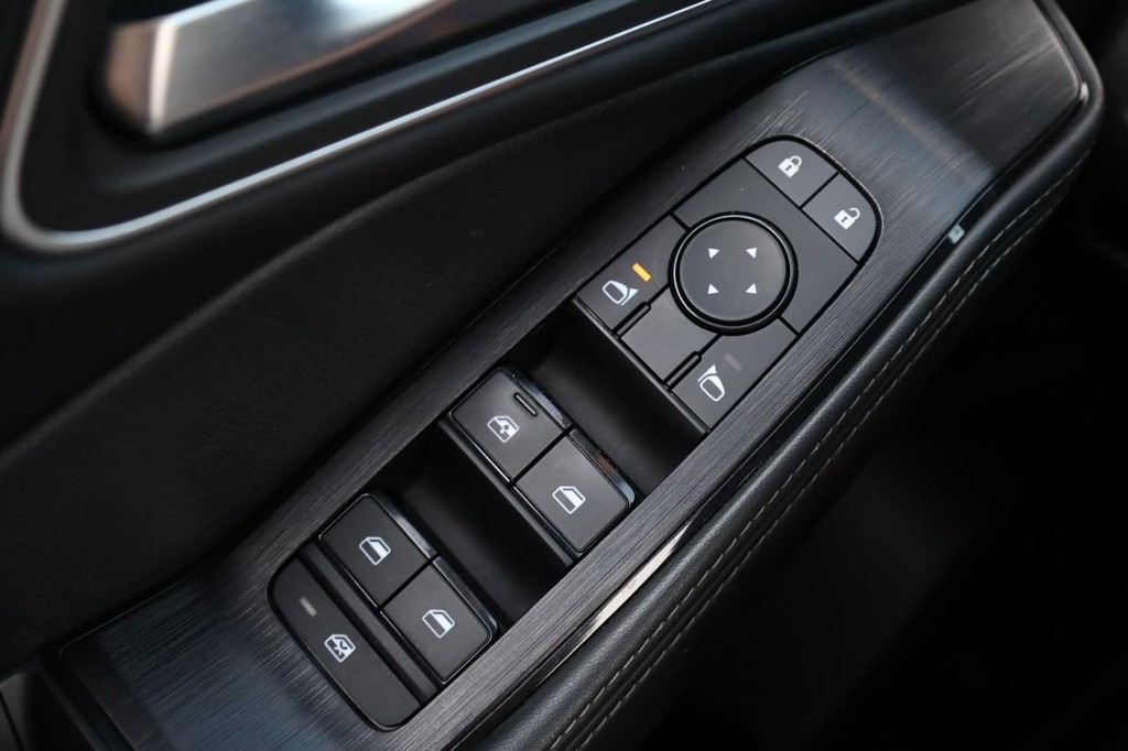 Nissan Rogue Vehicle Full-screen Gallery Image 19
