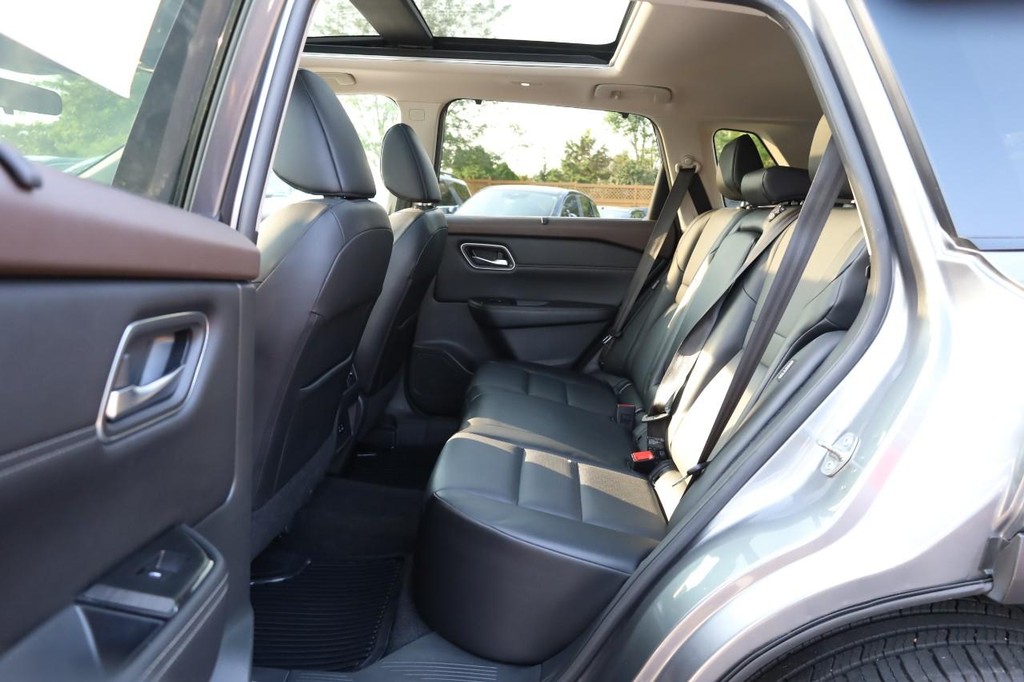 Nissan Rogue Vehicle Full-screen Gallery Image 22
