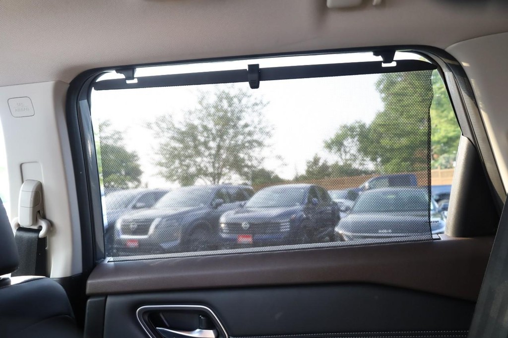 Nissan Rogue Vehicle Full-screen Gallery Image 23