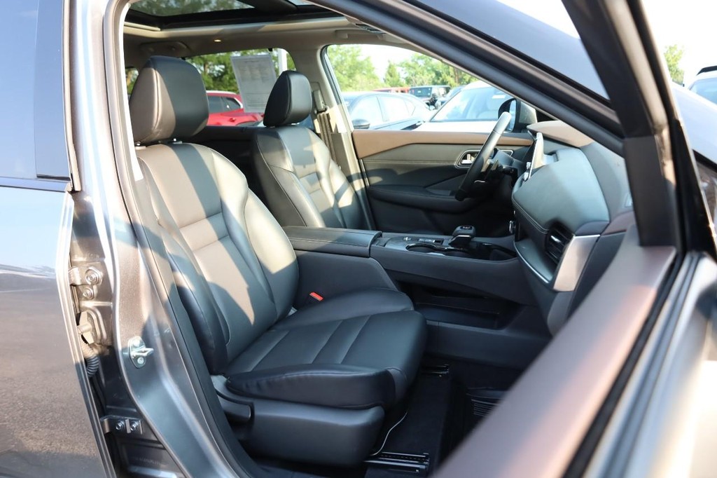 Nissan Rogue Vehicle Full-screen Gallery Image 26