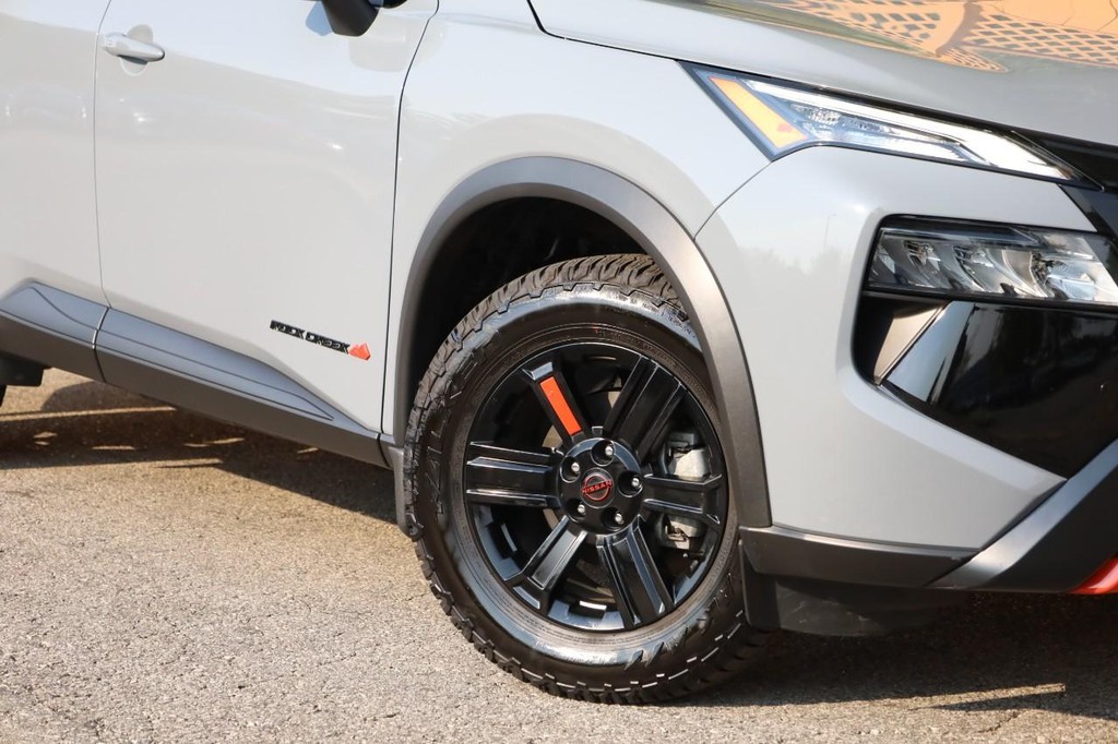 Nissan Rogue Vehicle Full-screen Gallery Image 3