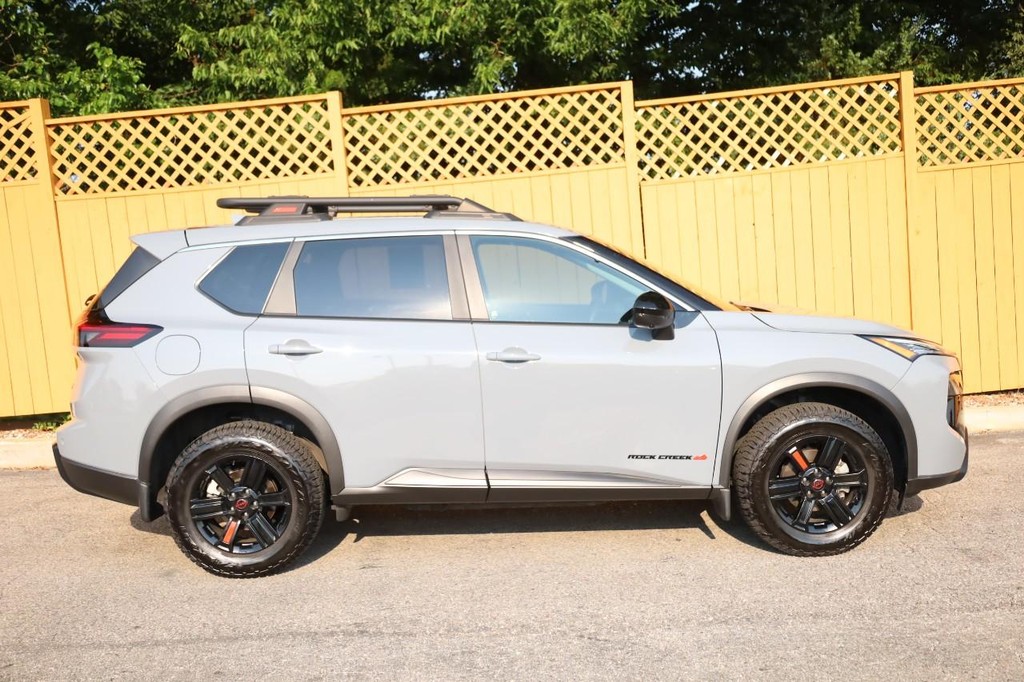 Nissan Rogue Vehicle Full-screen Gallery Image 5