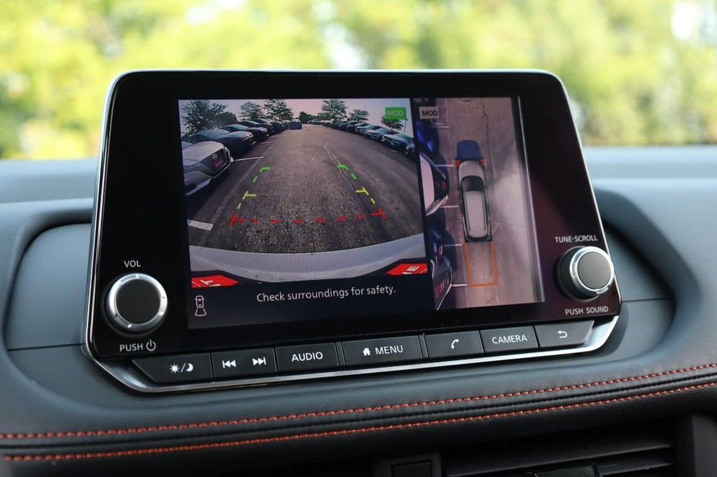 Nissan Rogue Vehicle Full-screen Gallery Image 12