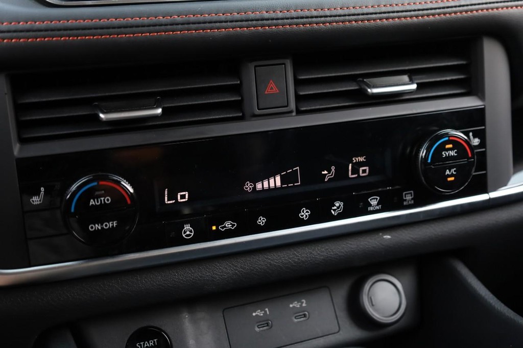 Nissan Rogue Vehicle Full-screen Gallery Image 13