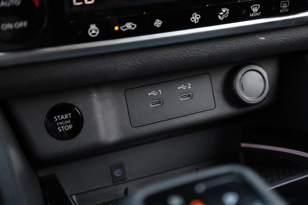 Nissan Rogue Vehicle Full-screen Gallery Image 14