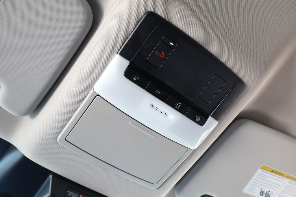 Nissan Rogue Vehicle Full-screen Gallery Image 16