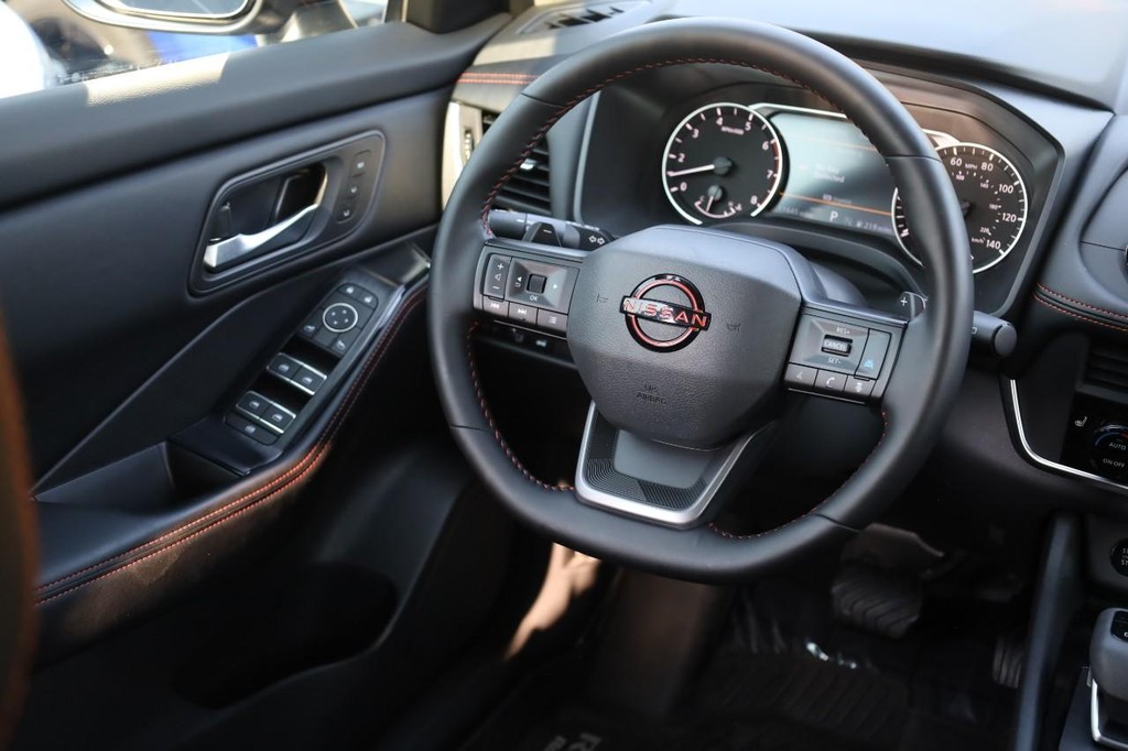 Nissan Rogue Vehicle Full-screen Gallery Image 24
