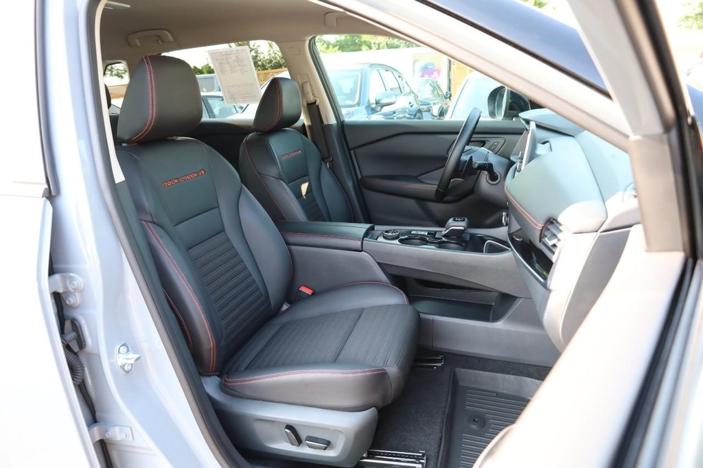 Nissan Rogue Vehicle Full-screen Gallery Image 25
