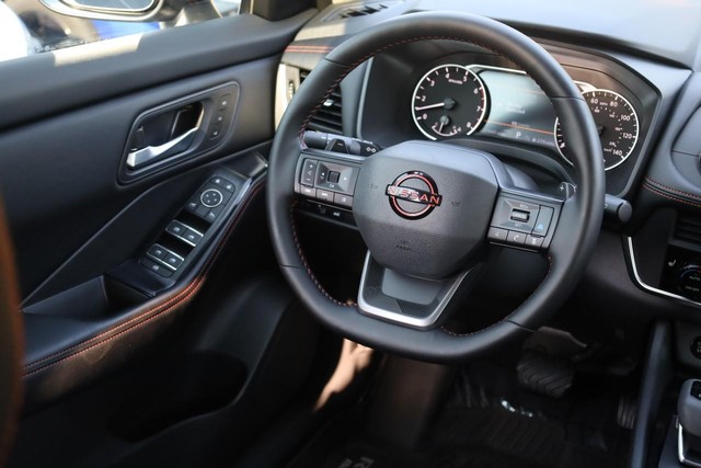 Nissan Rogue Vehicle Image 24