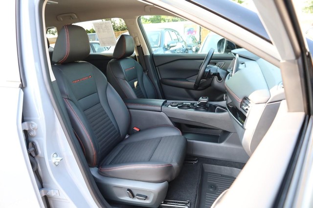 Nissan Rogue Vehicle Image 25