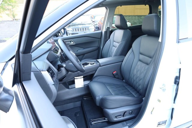 Nissan Rogue Vehicle Image 08