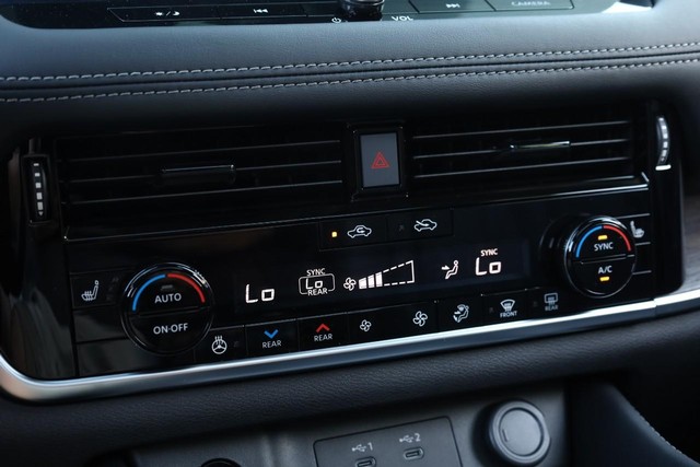 Nissan Rogue Vehicle Image 16