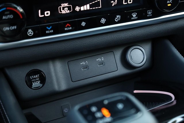 Nissan Rogue Vehicle Image 17
