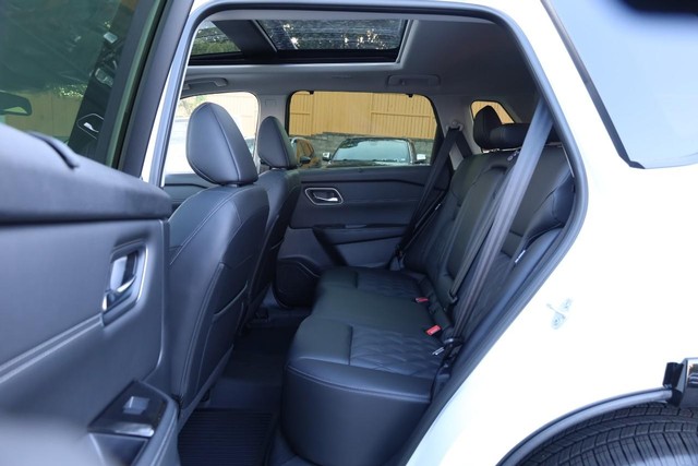 Nissan Rogue Vehicle Image 24