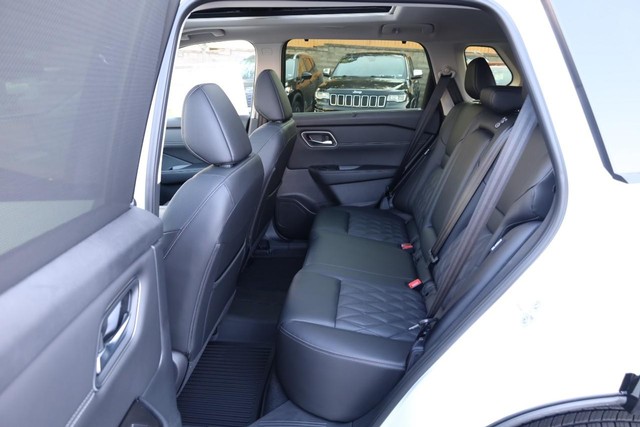 Nissan Rogue Vehicle Image 26