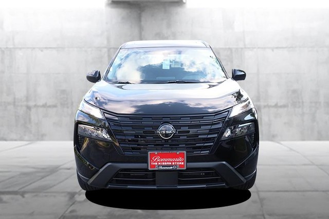 Nissan Rogue Vehicle Full-screen Gallery Image 4