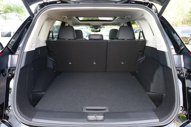 Nissan Rogue Vehicle Full-screen Gallery Image 7