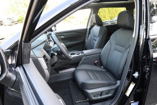 Nissan Rogue Vehicle Full-screen Gallery Image 8