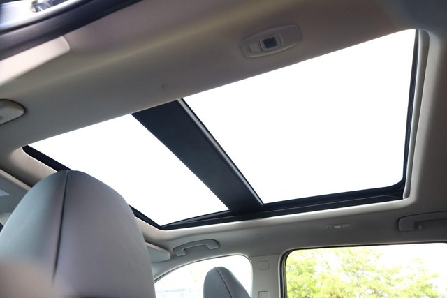 Nissan Rogue Vehicle Full-screen Gallery Image 10