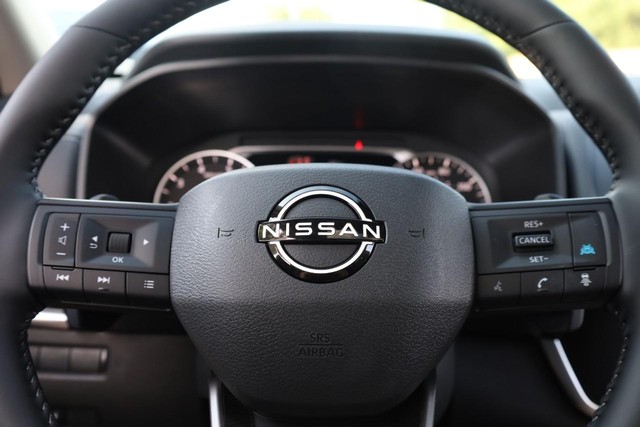 Nissan Rogue Vehicle Full-screen Gallery Image 11