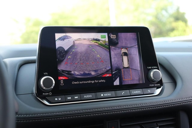 Nissan Rogue Vehicle Full-screen Gallery Image 14