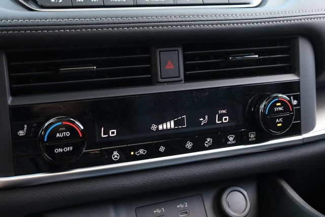 Nissan Rogue Vehicle Full-screen Gallery Image 15