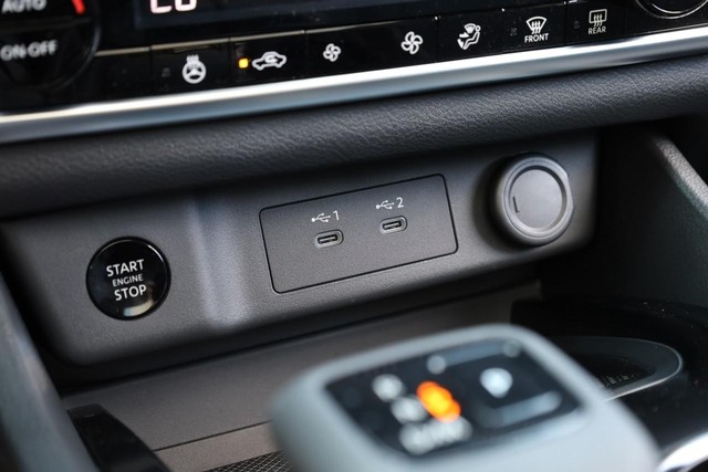 Nissan Rogue Vehicle Full-screen Gallery Image 16