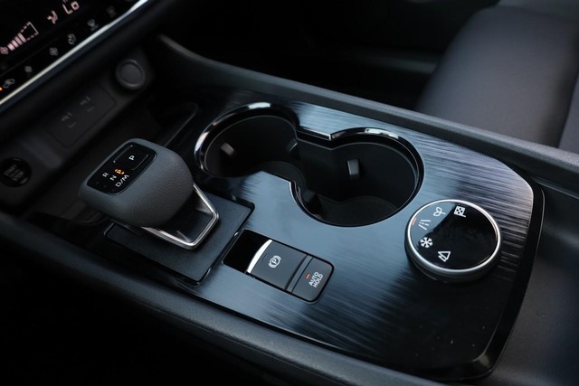 Nissan Rogue Vehicle Full-screen Gallery Image 17