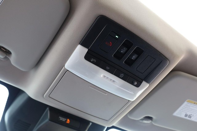 Nissan Rogue Vehicle Full-screen Gallery Image 18