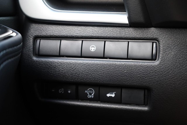 Nissan Rogue Vehicle Full-screen Gallery Image 20