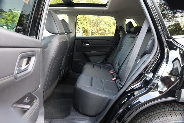 Nissan Rogue Vehicle Full-screen Gallery Image 22