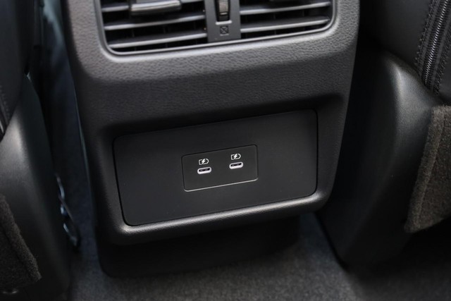 Nissan Rogue Vehicle Full-screen Gallery Image 23