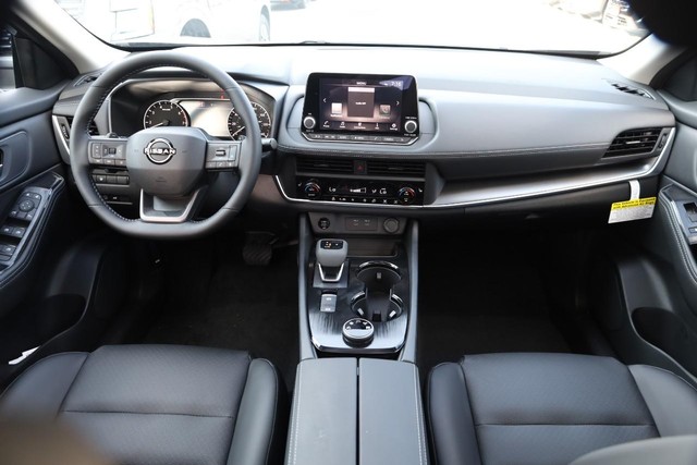 Nissan Rogue Vehicle Full-screen Gallery Image 24