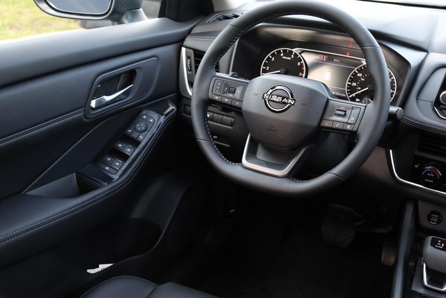 Nissan Rogue Vehicle Full-screen Gallery Image 25