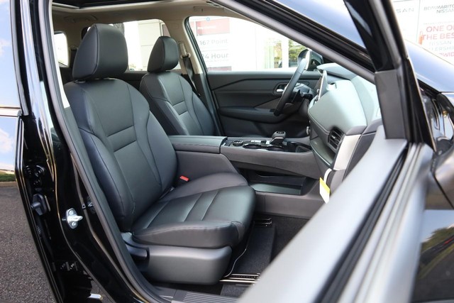 Nissan Rogue Vehicle Full-screen Gallery Image 26