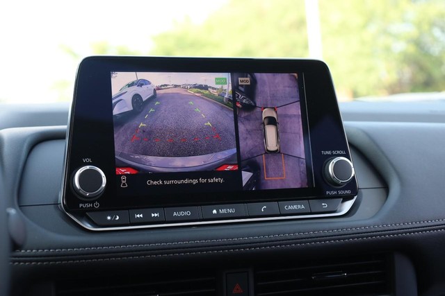 Nissan Rogue Vehicle Image 14