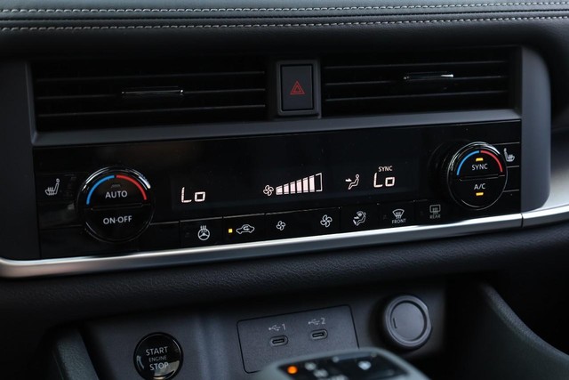 Nissan Rogue Vehicle Image 15
