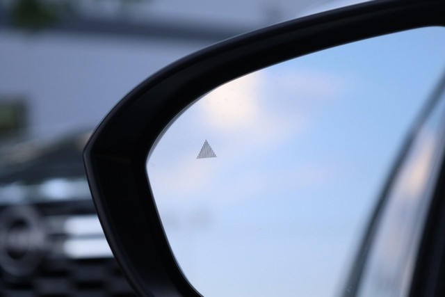Nissan Rogue Vehicle Image 21