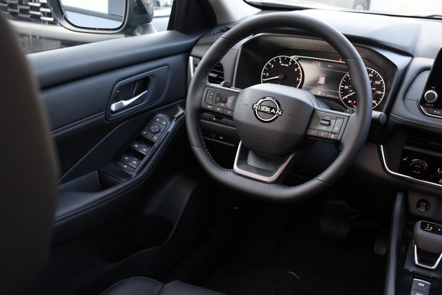 Nissan Rogue Vehicle Image 25