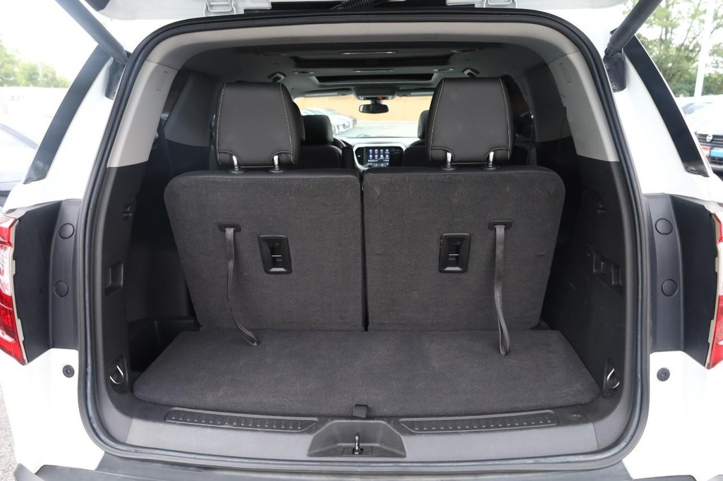GMC Acadia Vehicle Full-screen Gallery Image 06