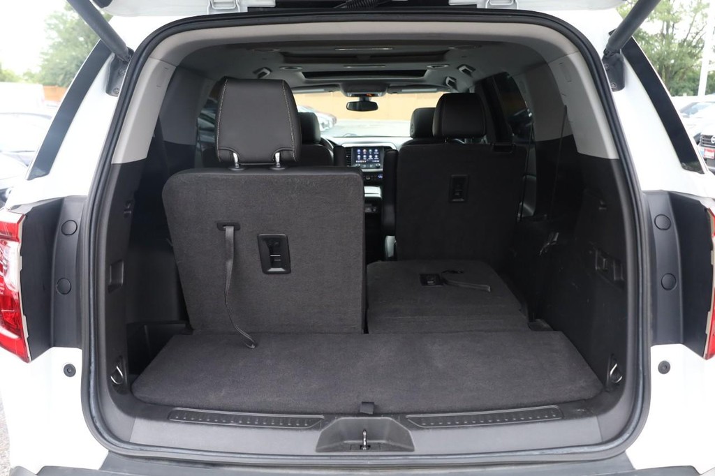 GMC Acadia Vehicle Full-screen Gallery Image 07