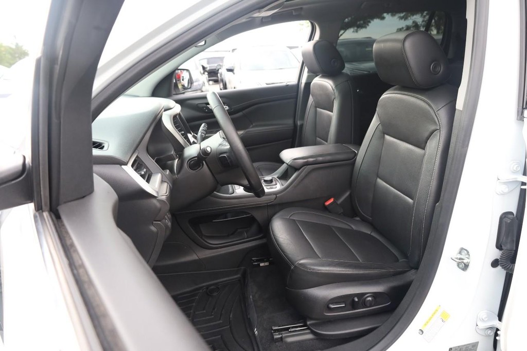 GMC Acadia Vehicle Full-screen Gallery Image 09