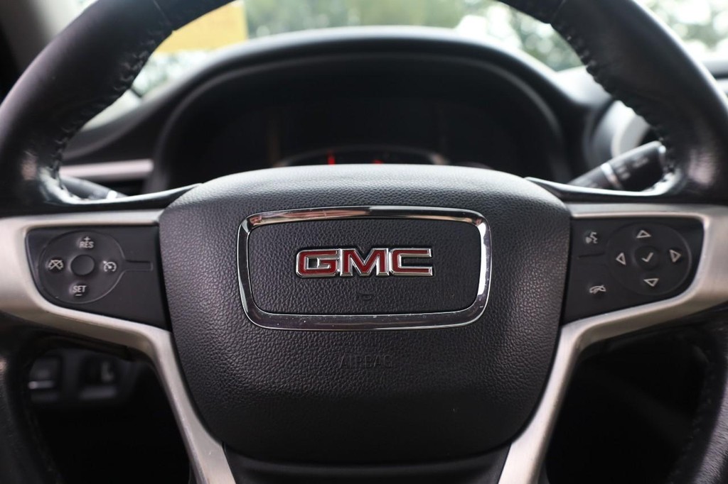 GMC Acadia Vehicle Full-screen Gallery Image 11