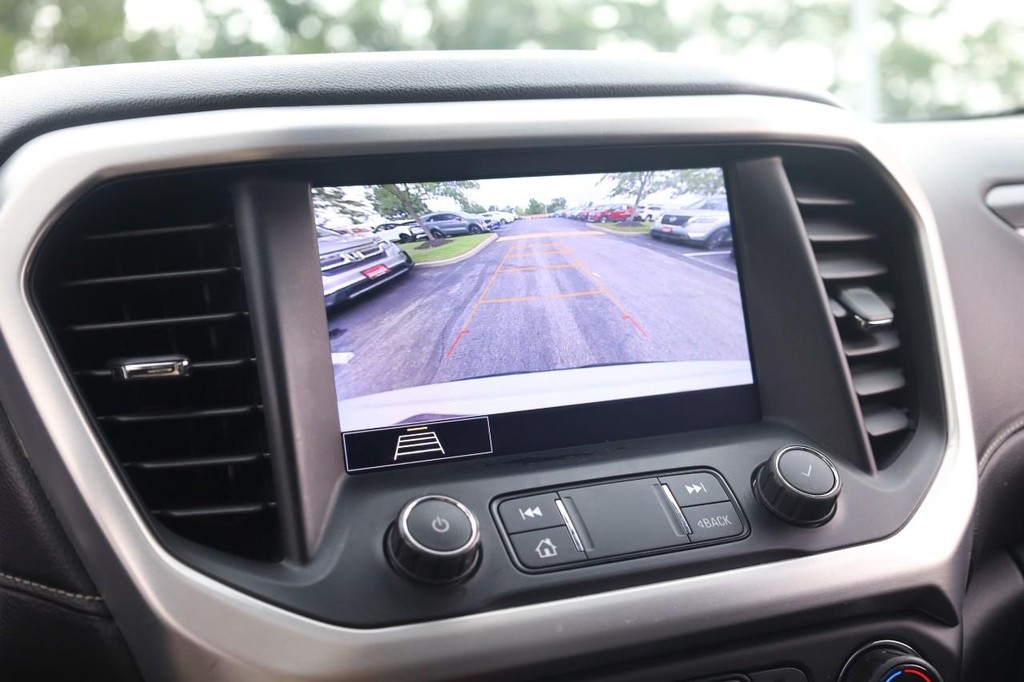 GMC Acadia Vehicle Full-screen Gallery Image 14