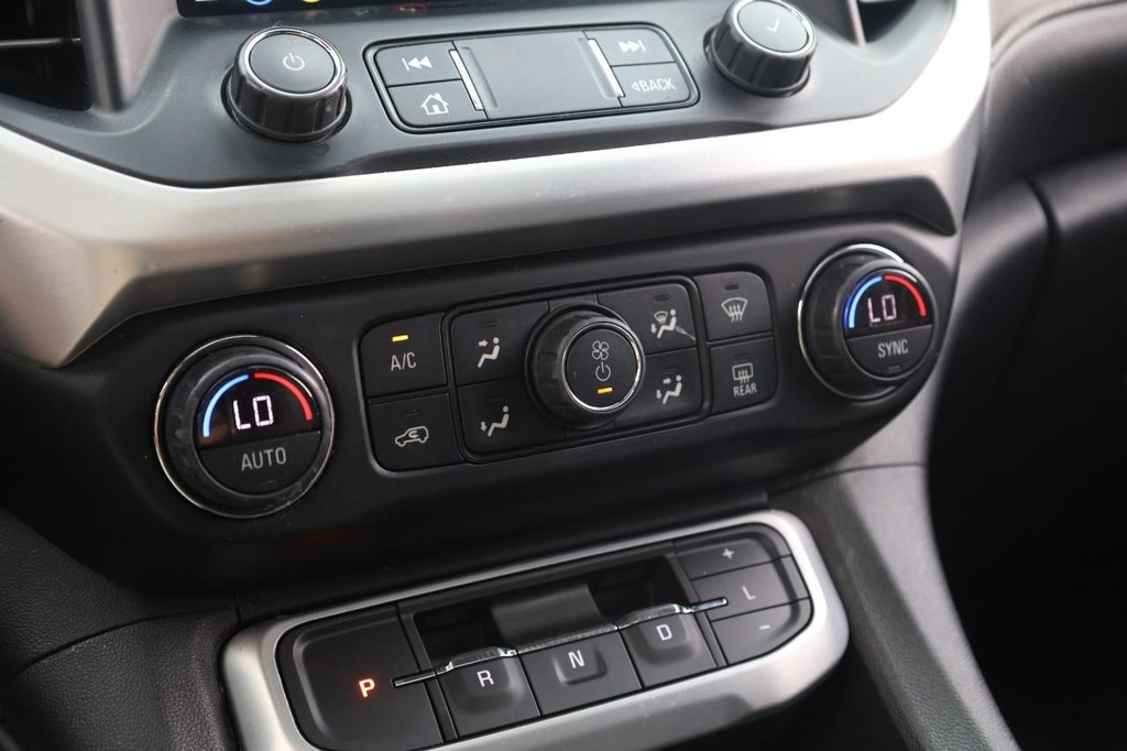 GMC Acadia Vehicle Full-screen Gallery Image 15