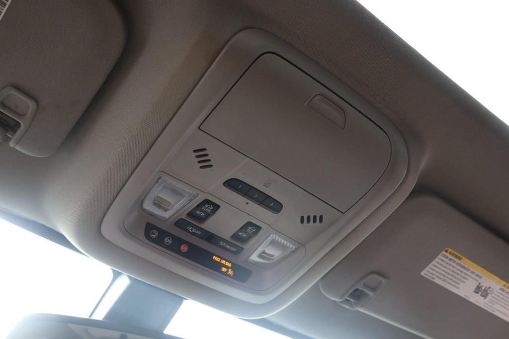GMC Acadia Vehicle Full-screen Gallery Image 18