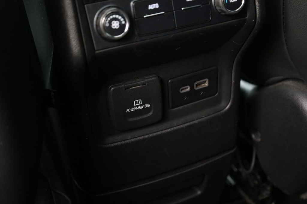 GMC Acadia Vehicle Full-screen Gallery Image 24