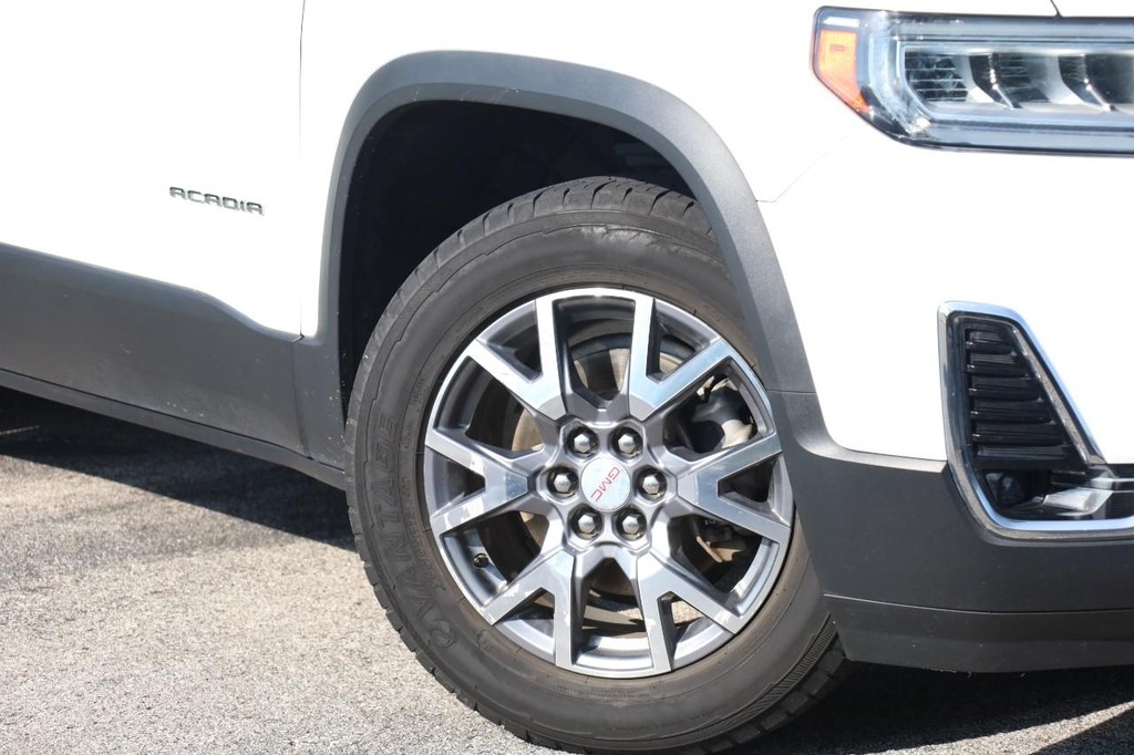 GMC Acadia Vehicle Full-screen Gallery Image 03